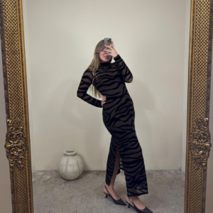 Vestido animal print chocolate con transparencias y abertura lateral