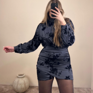 Vestido corto ajustado con espalda descubierta