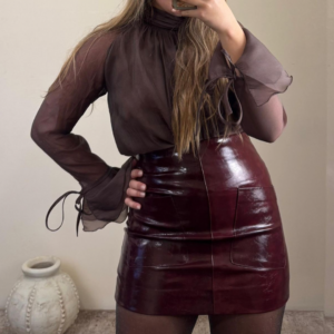 Falda mini efecto piel burdeos