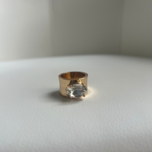 Anillo ancho dorado con piedra cristal