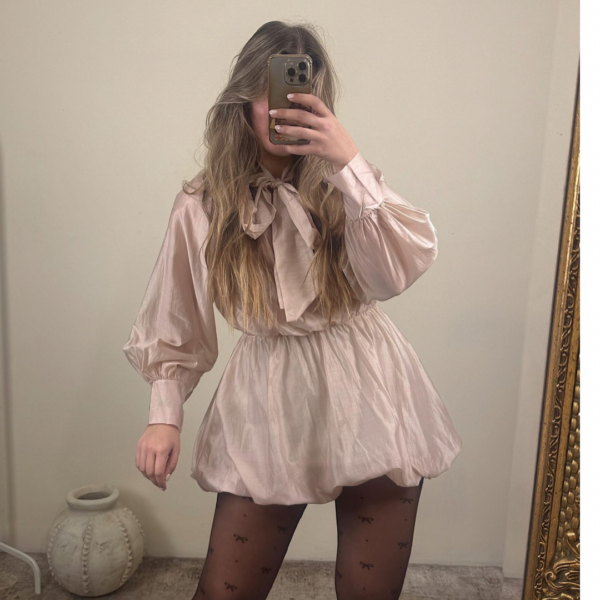 Vestido corto satinado con lazada